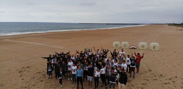 Monitor Deloitte plage biarritz team building olympiades sable drone