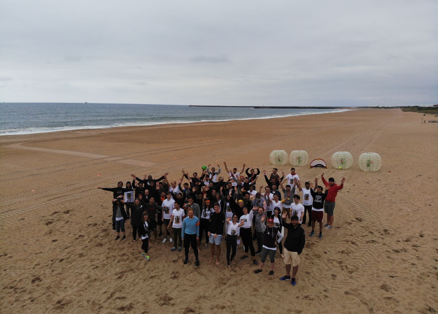 Monitor Deloitte plage biarritz team building olympiades sable drone