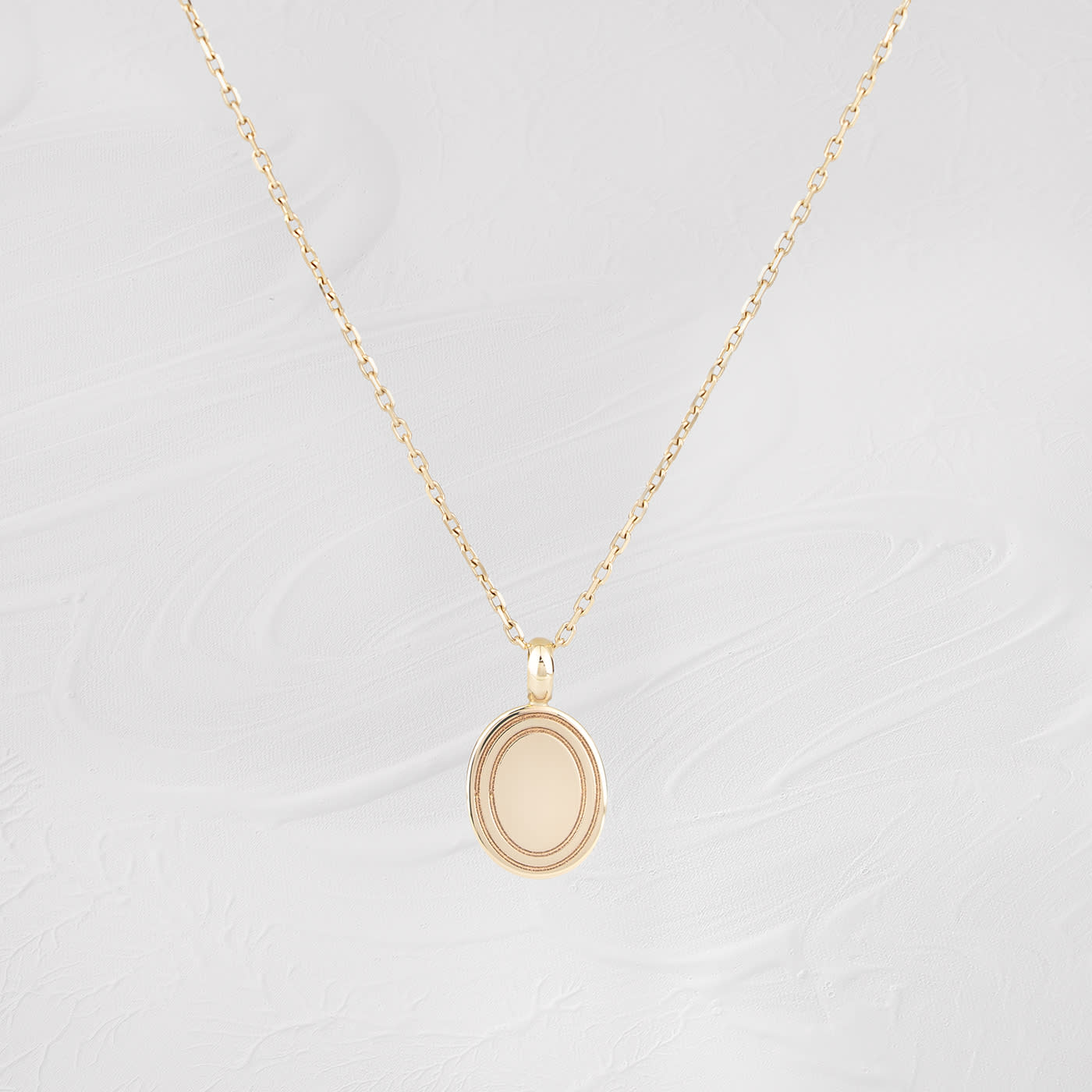 9ct yellow gold oval pendant and chain  — 1