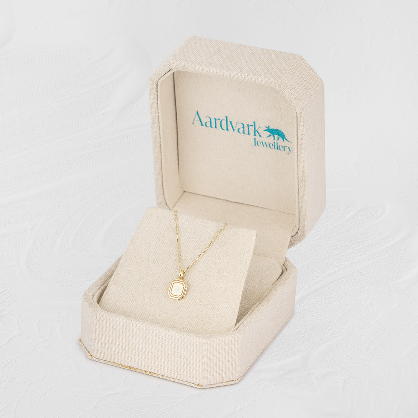 9ct yellow gold oblong pendant and chain  — 3