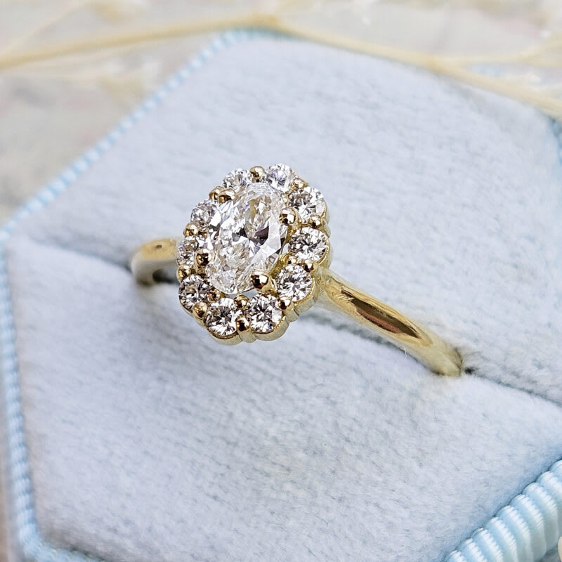 Oval lab diamond cluster ring in 18ct yellow gold — 2