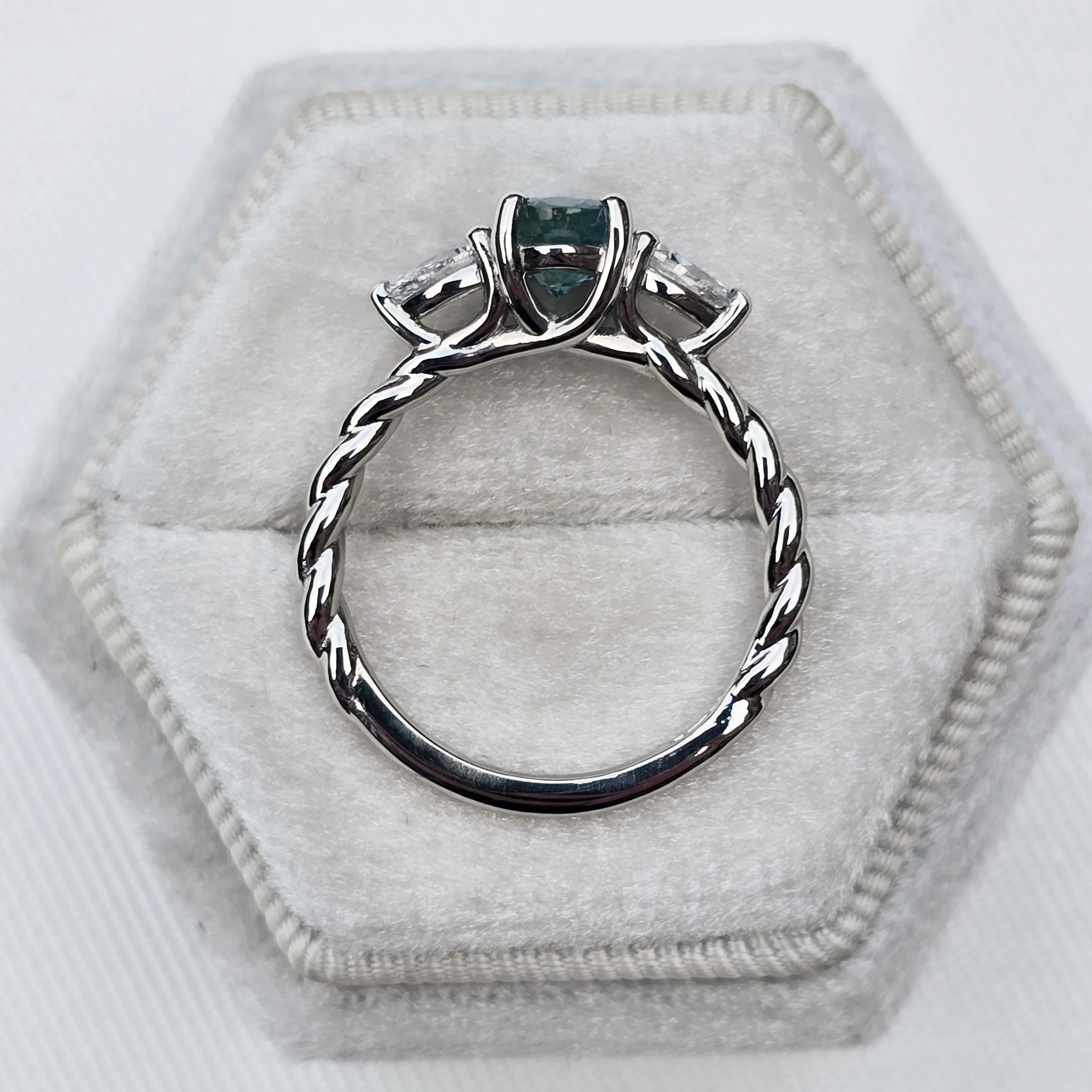 Extremely rare teal Aquamarine and diamond trilogy ring — 3