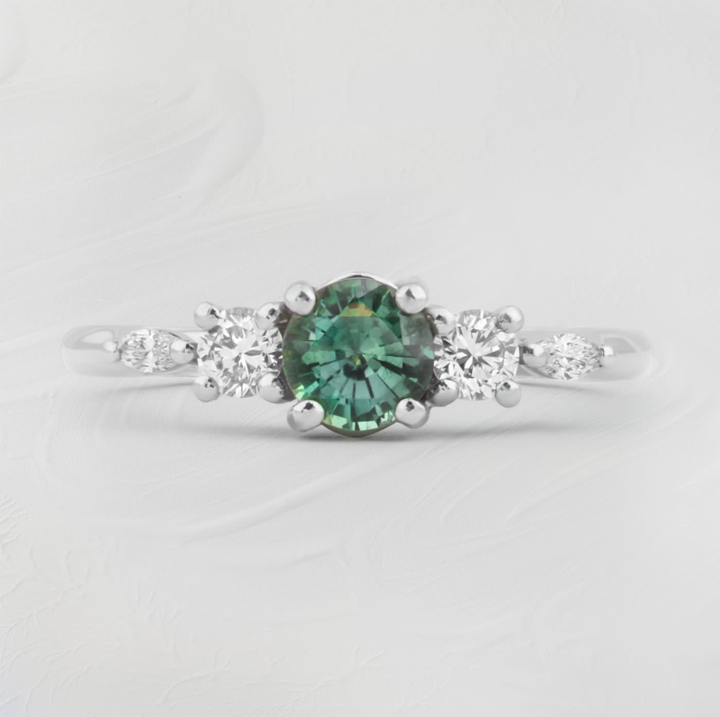 Green sapphire and diamond trellis ring  — 1