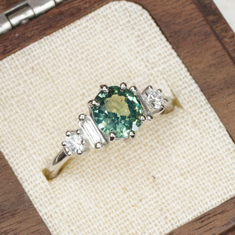 Art deco green sapphire and lab grown diamond ring — 1