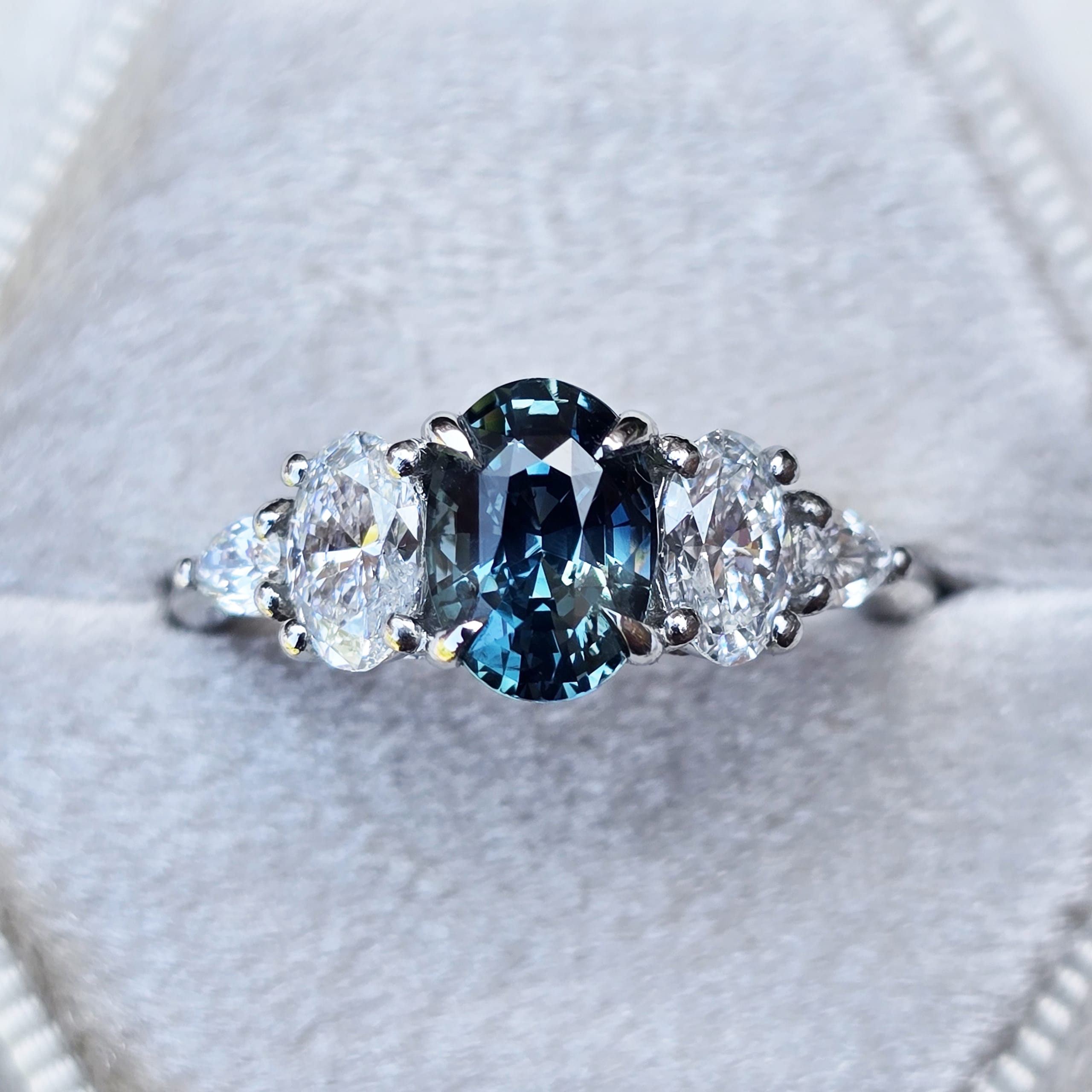 Oval teal sapphire and diamond ring — 1
