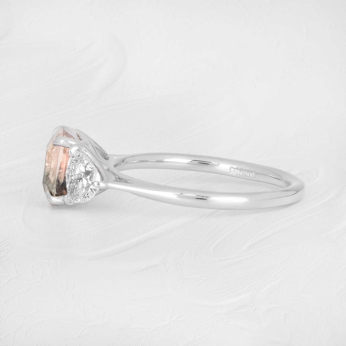 Bi colour sapphire and trillion diamond ring — 3