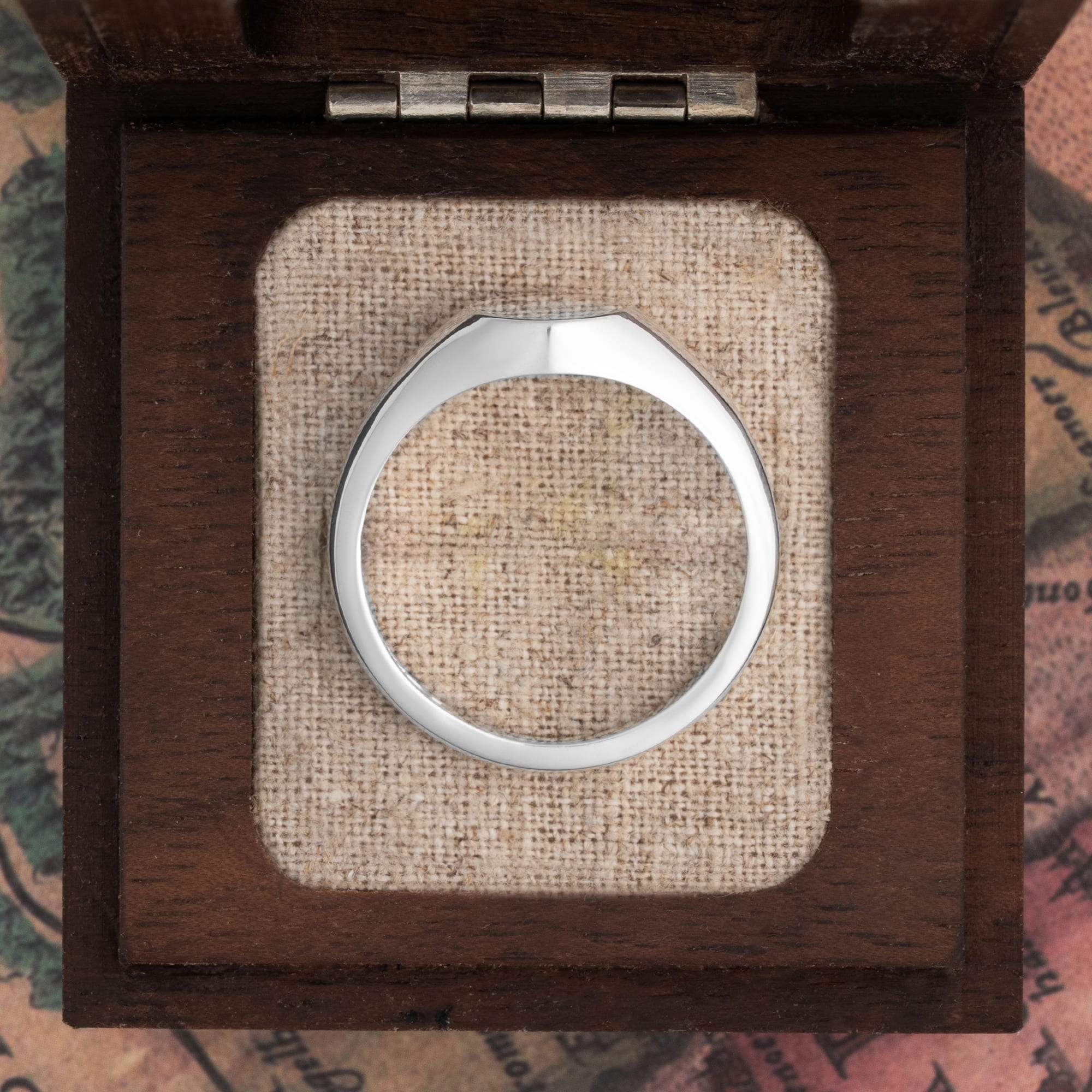 Oval signet ring  — 8
