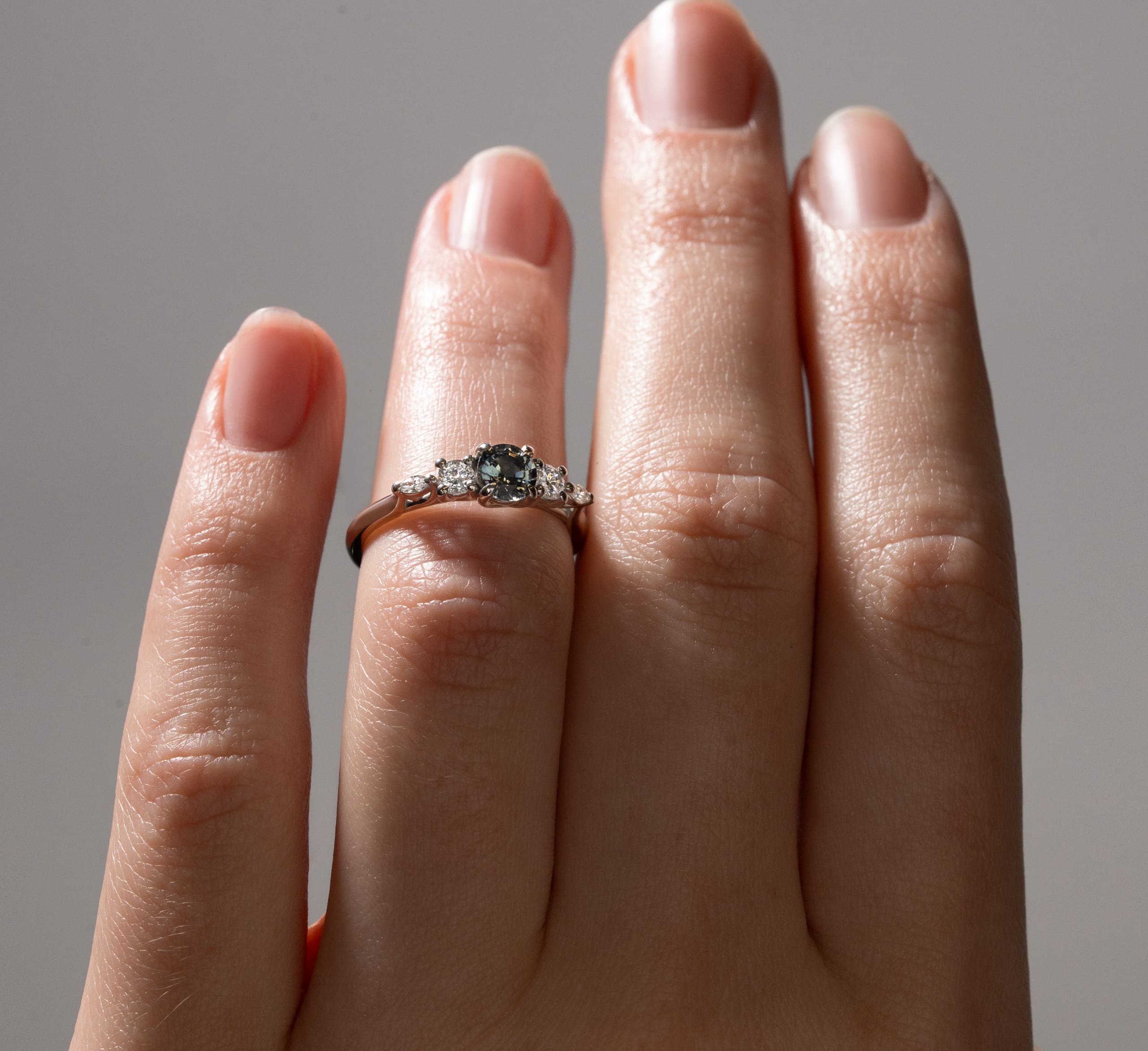 Grey-blue sapphire and diamond trellis ring  — 4
