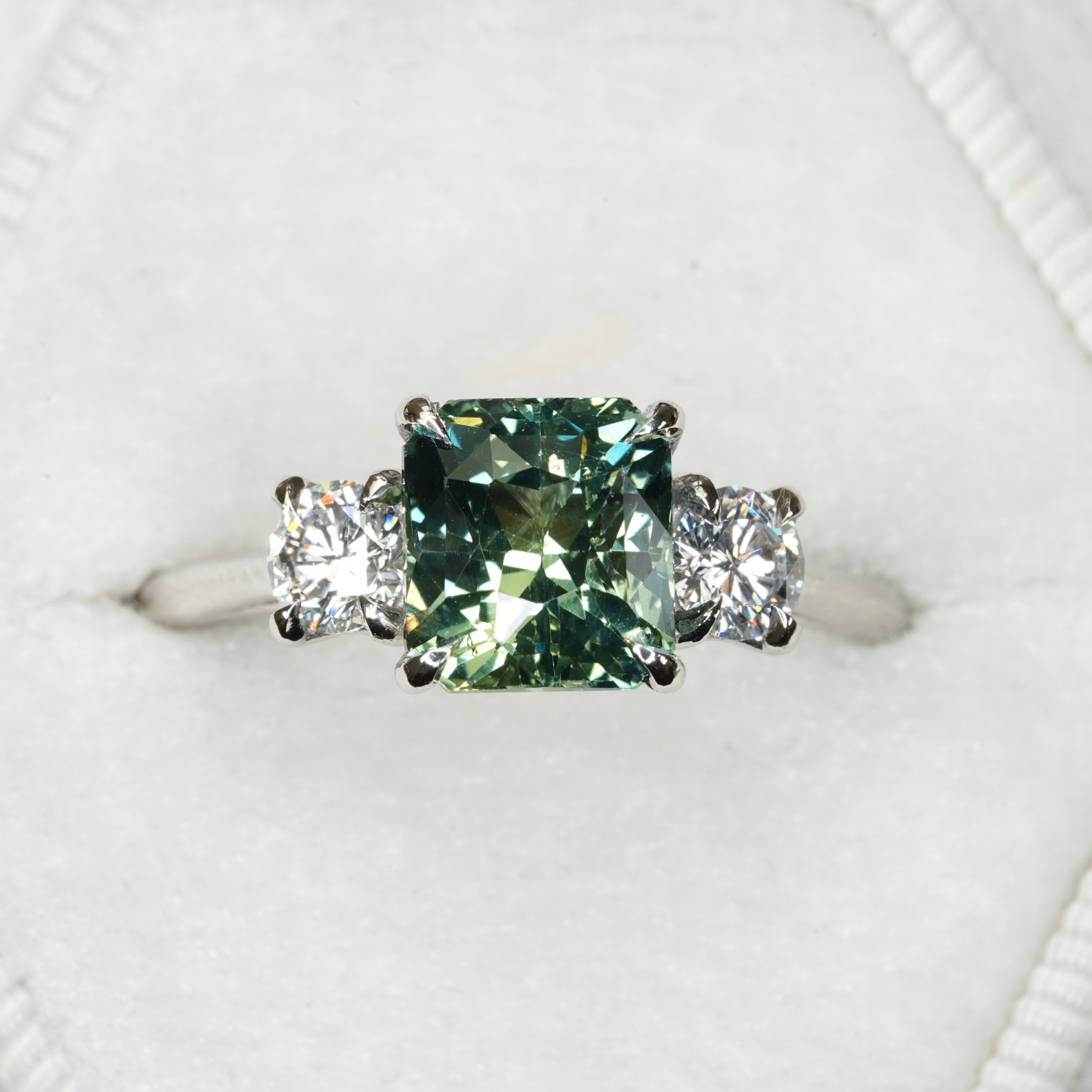 Radiant green sapphire and diamond ring — 1
