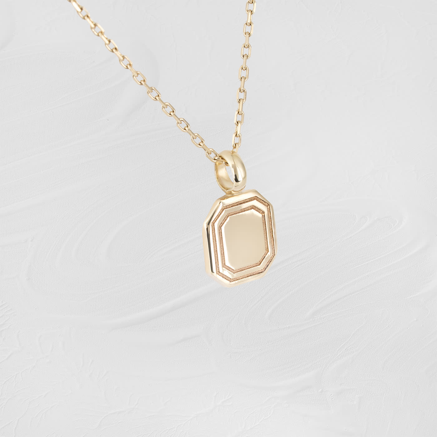 9ct yellow gold oblong pendant and chain  — 4