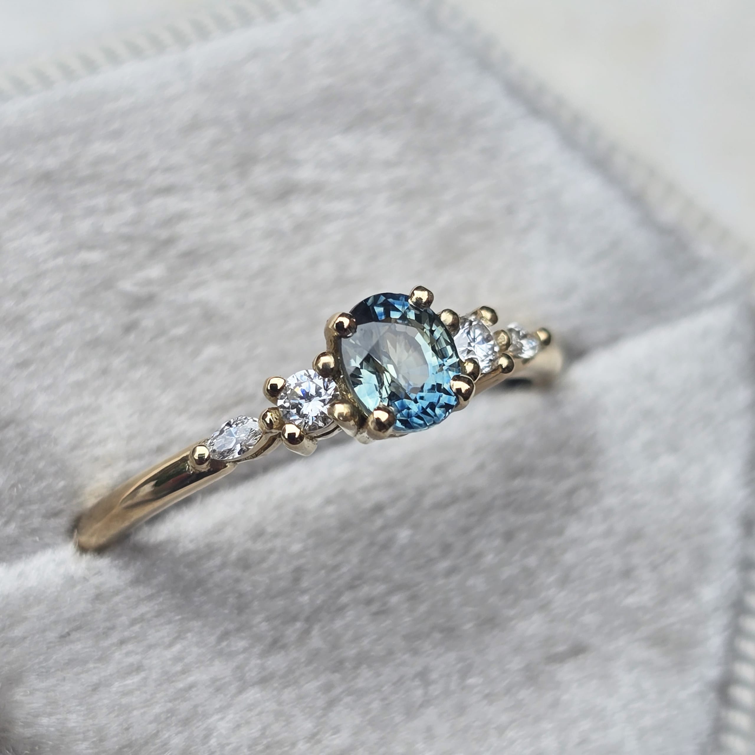 Bi colour sapphire and diamond ring — 2