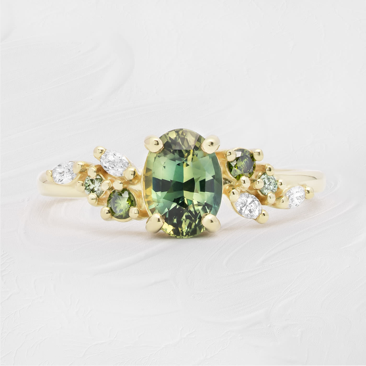 Green sapphire and diamond ring in green gold — 1