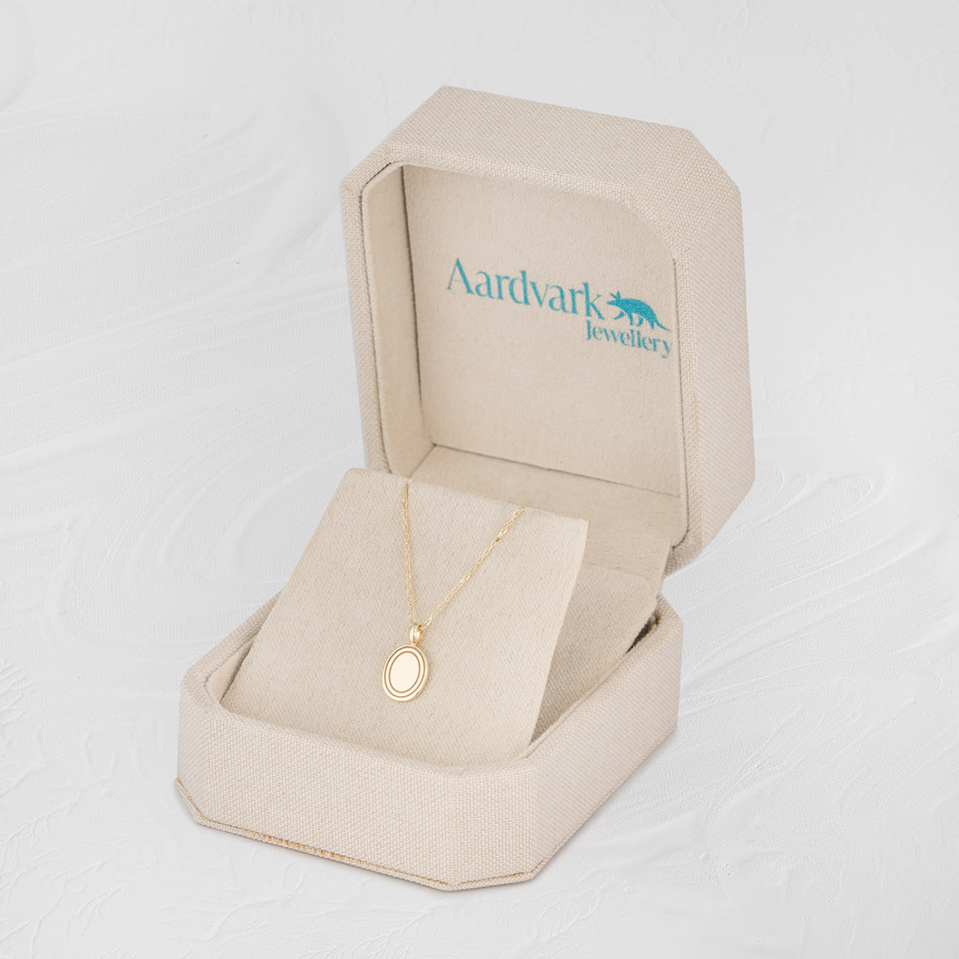 9ct yellow gold oval pendant and chain  — 3