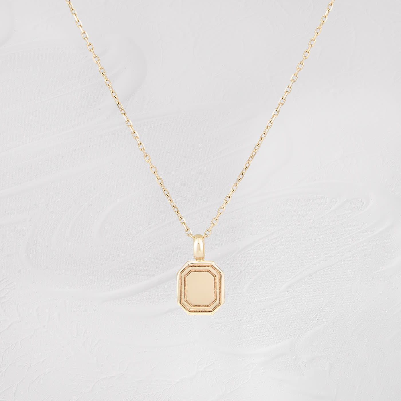 9ct yellow gold oblong pendant and chain  — 1