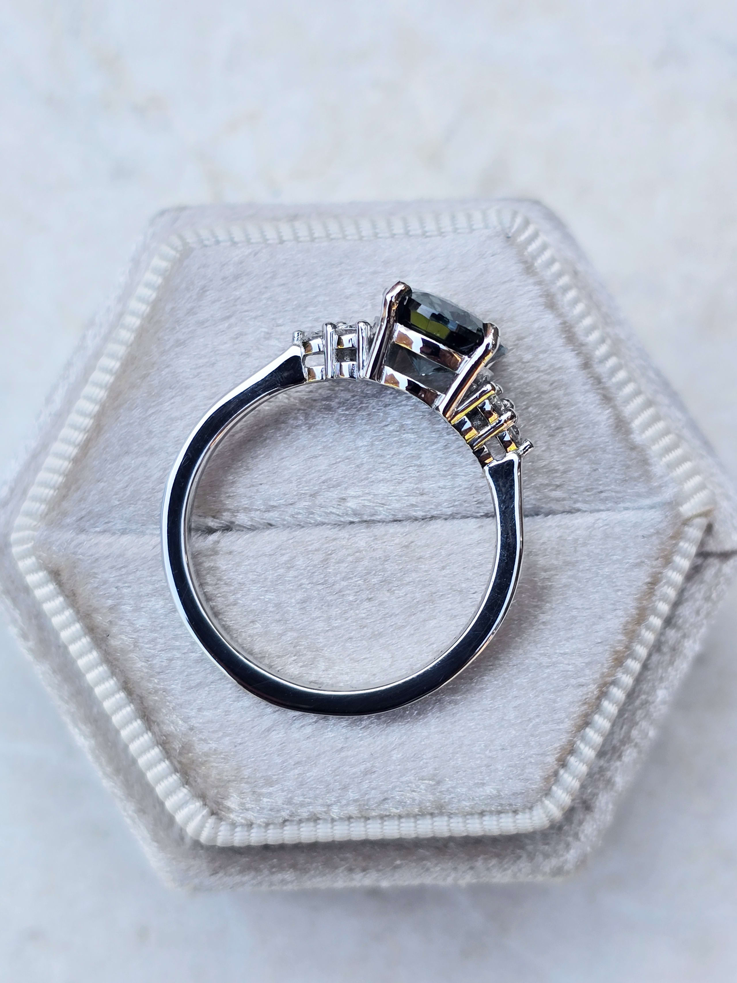  Oval steely teal sapphire and diamond ring — 3