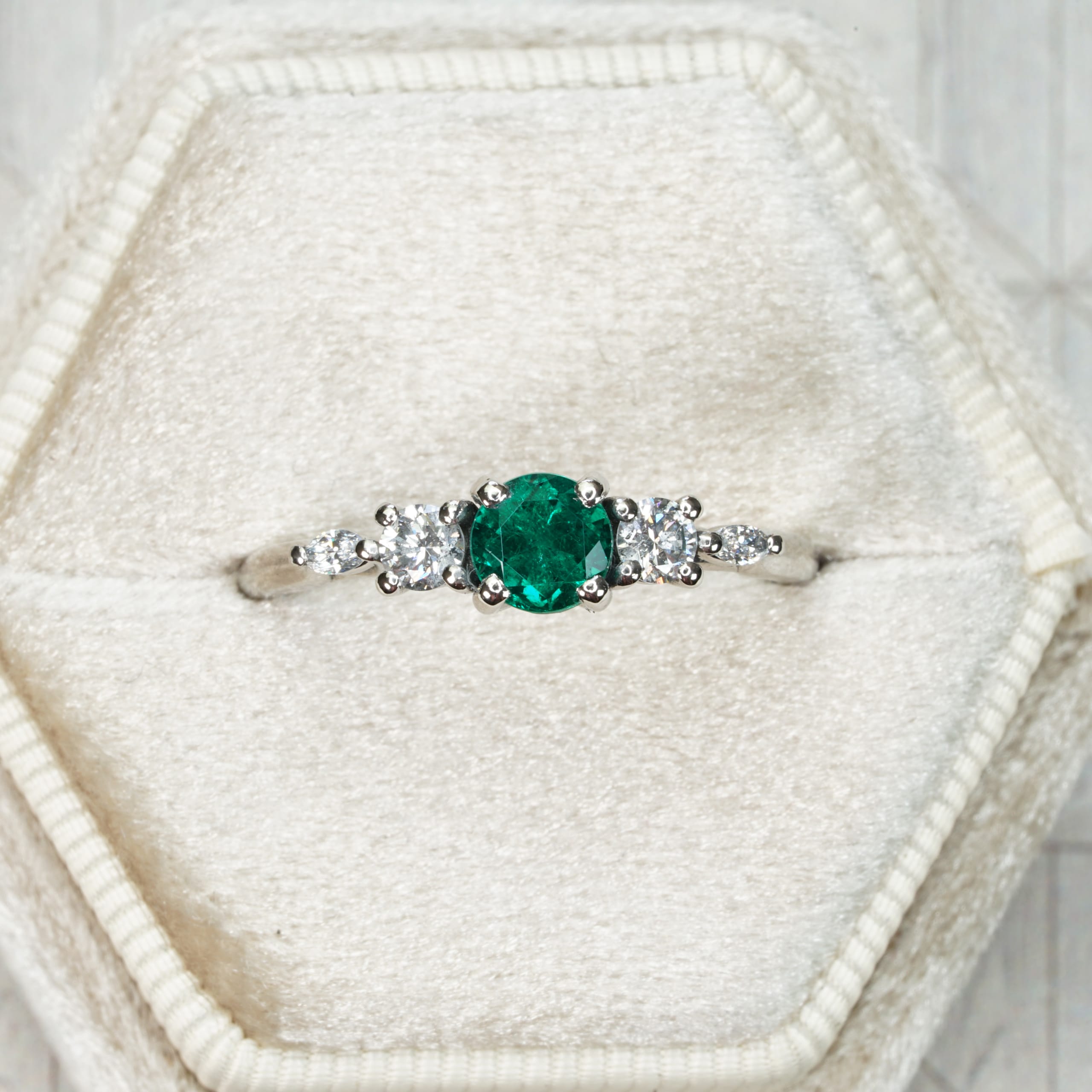 Colombian emerald and diamond trellis ring — 1