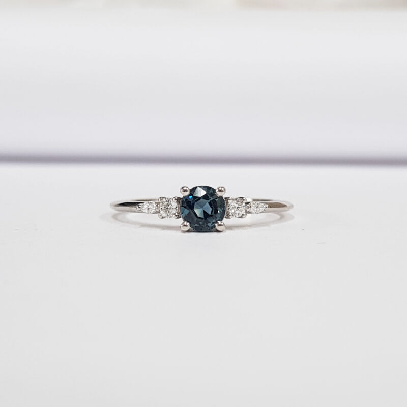 'Arlet' Teal sapphire and diamond ring — 1