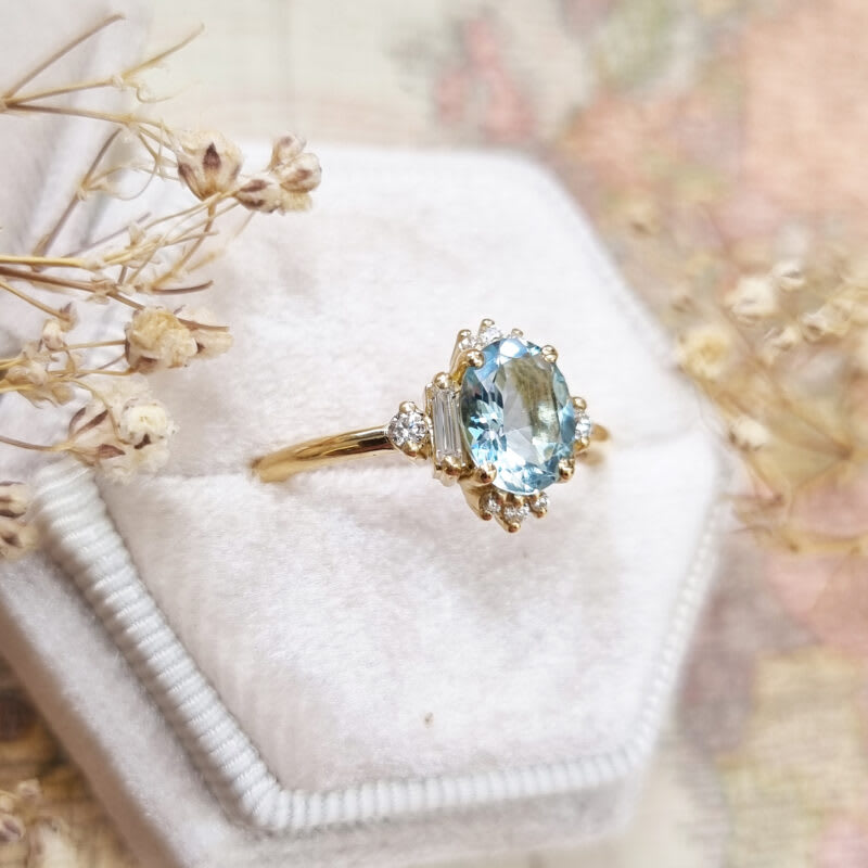 Oval aquamarine and diamond cluster ring in 18ct yellow gold — 3