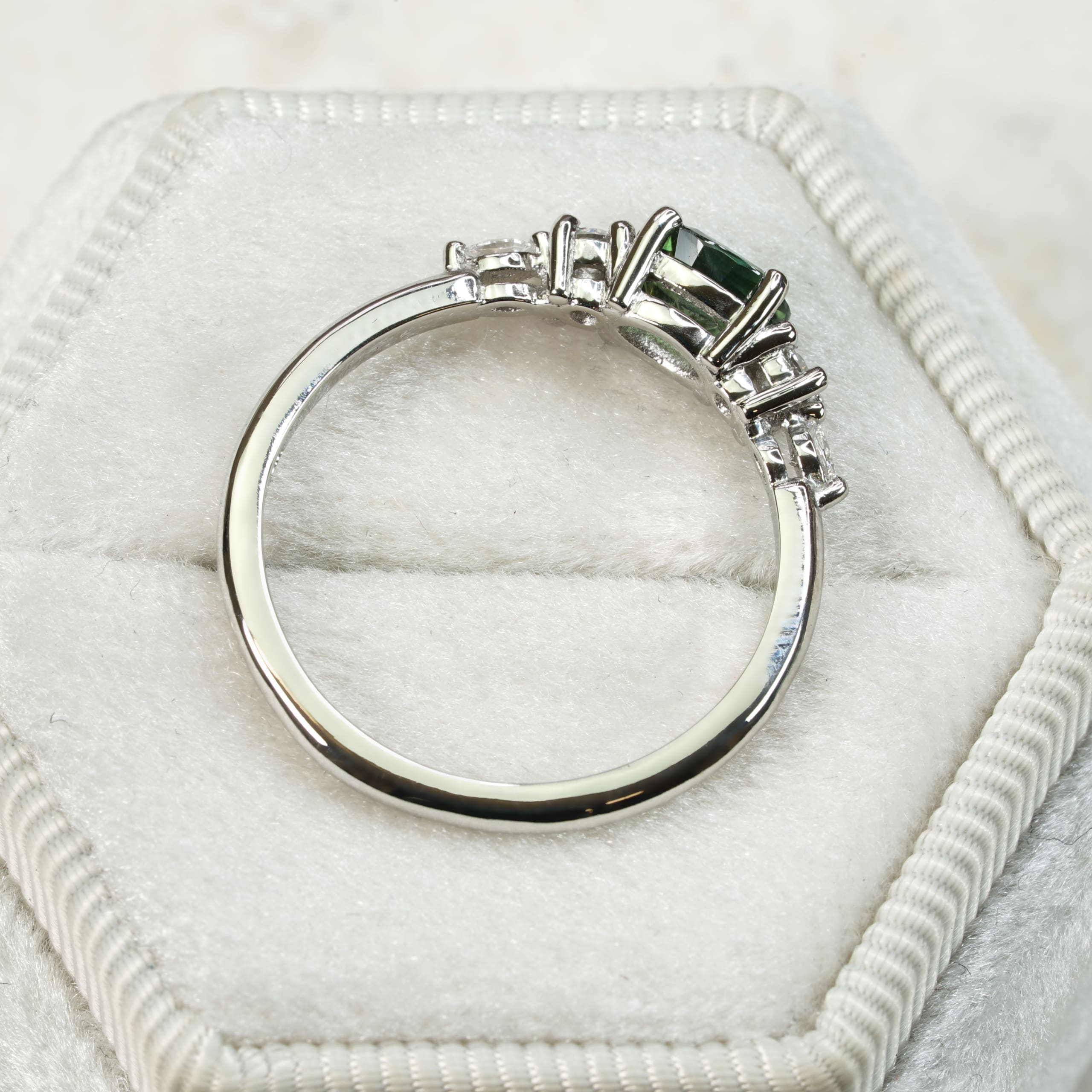 Green sapphire and diamond ring — 3