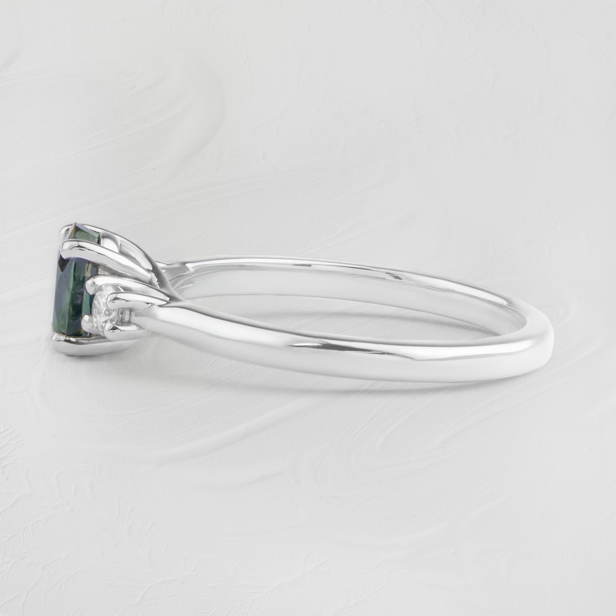 Green sapphire and diamond ring — 2