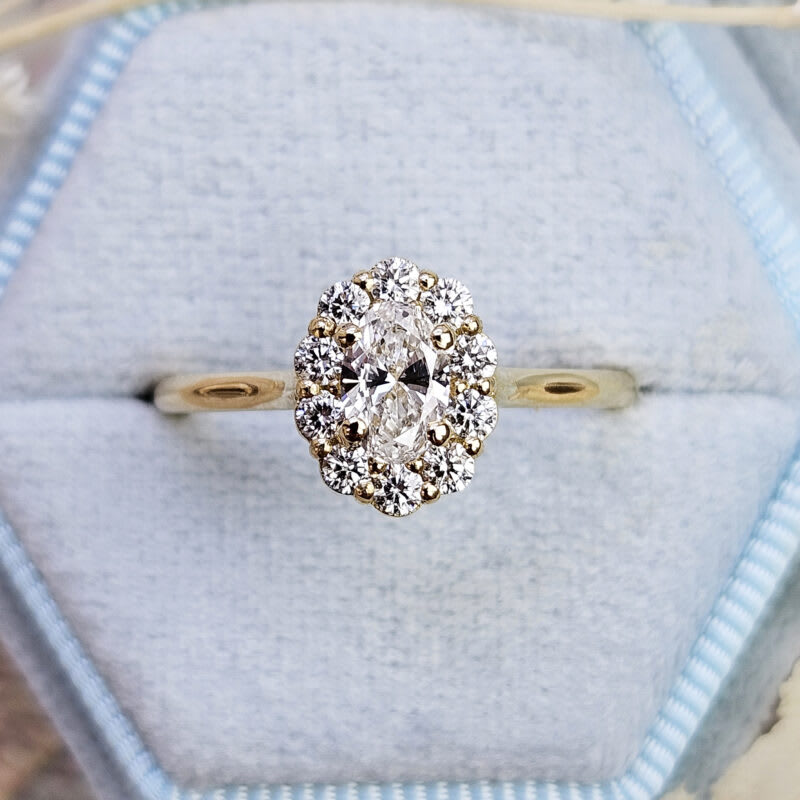 Oval lab diamond cluster ring in 18ct yellow gold — 1