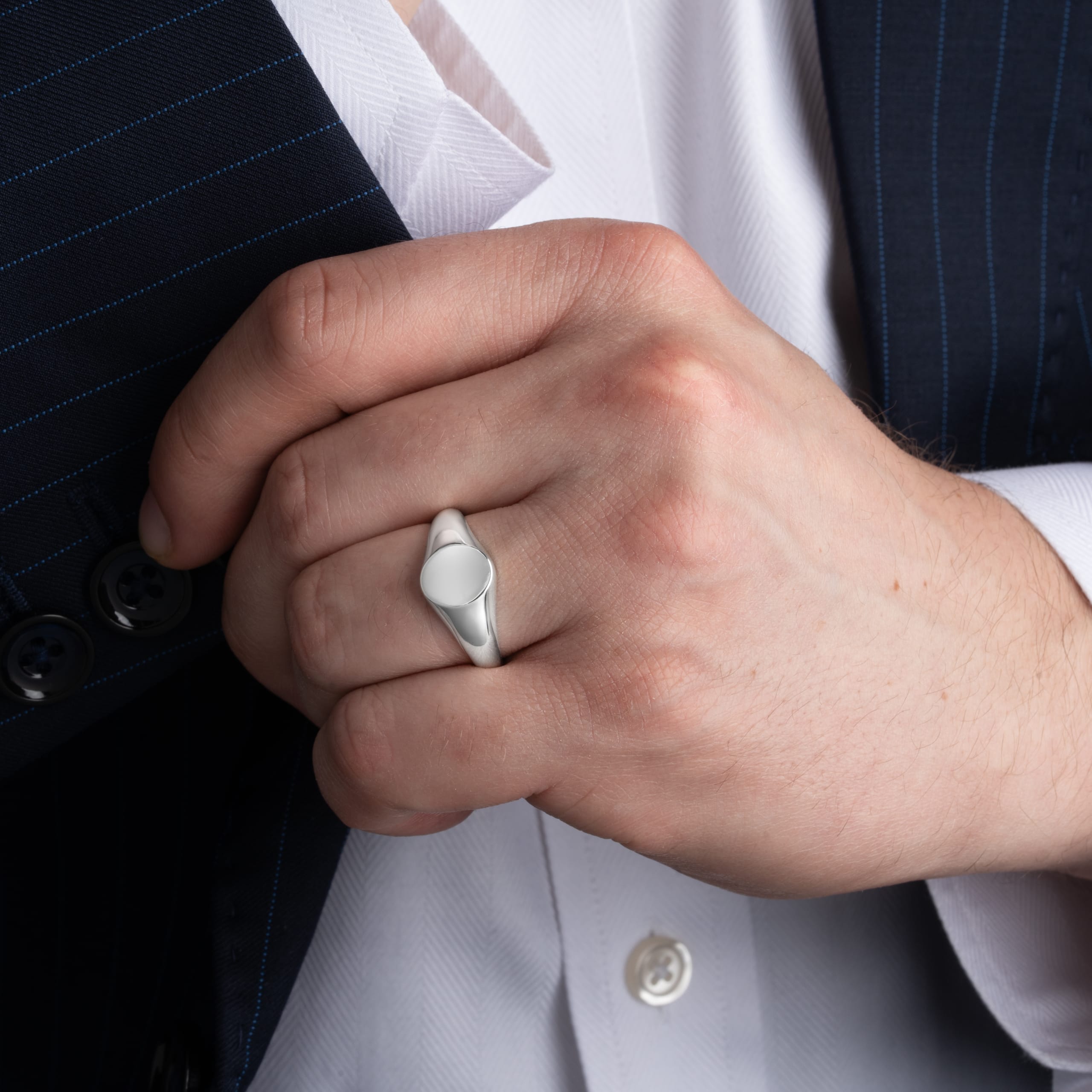 Oval signet ring  — 6