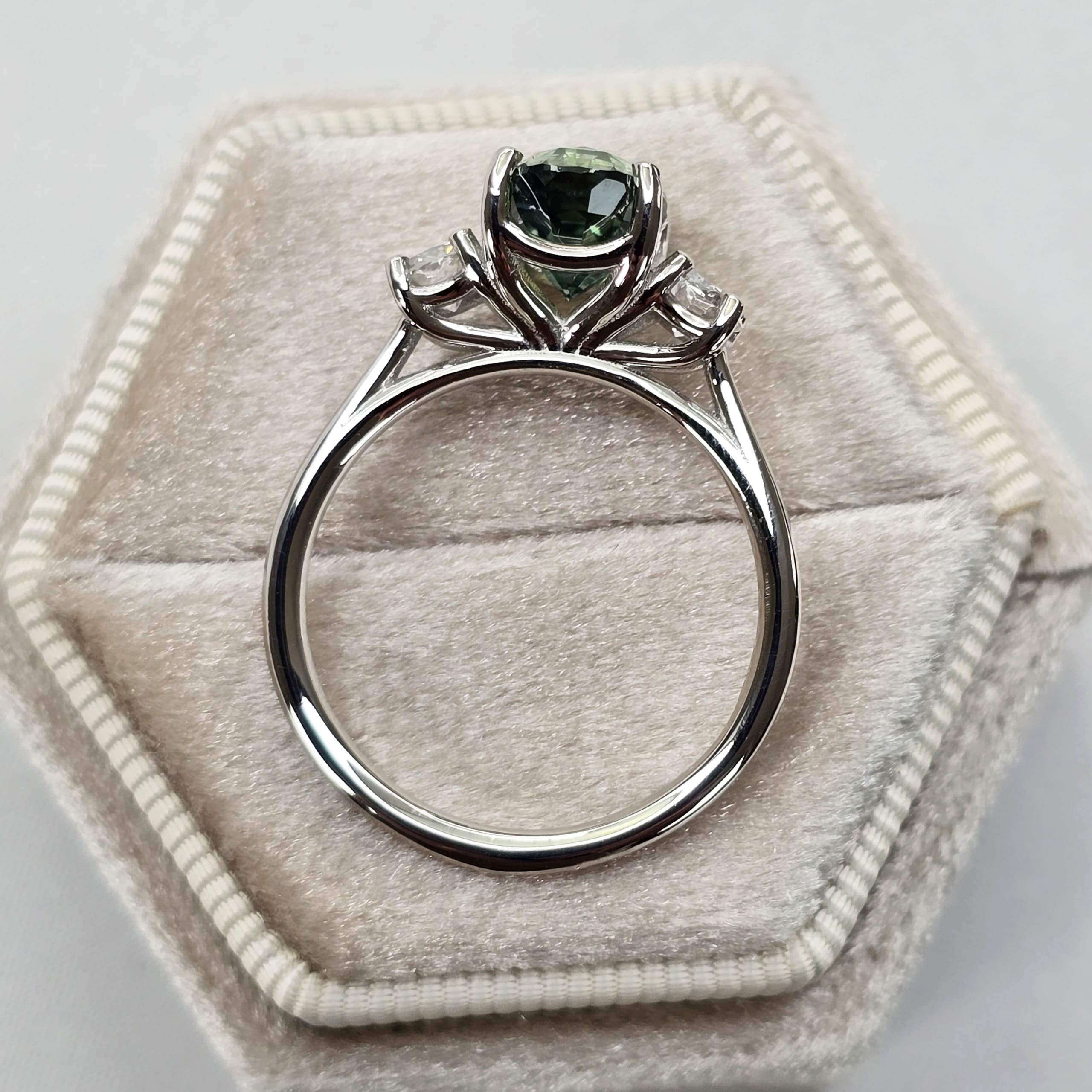Oval teal sapphire and diamond ring — 4