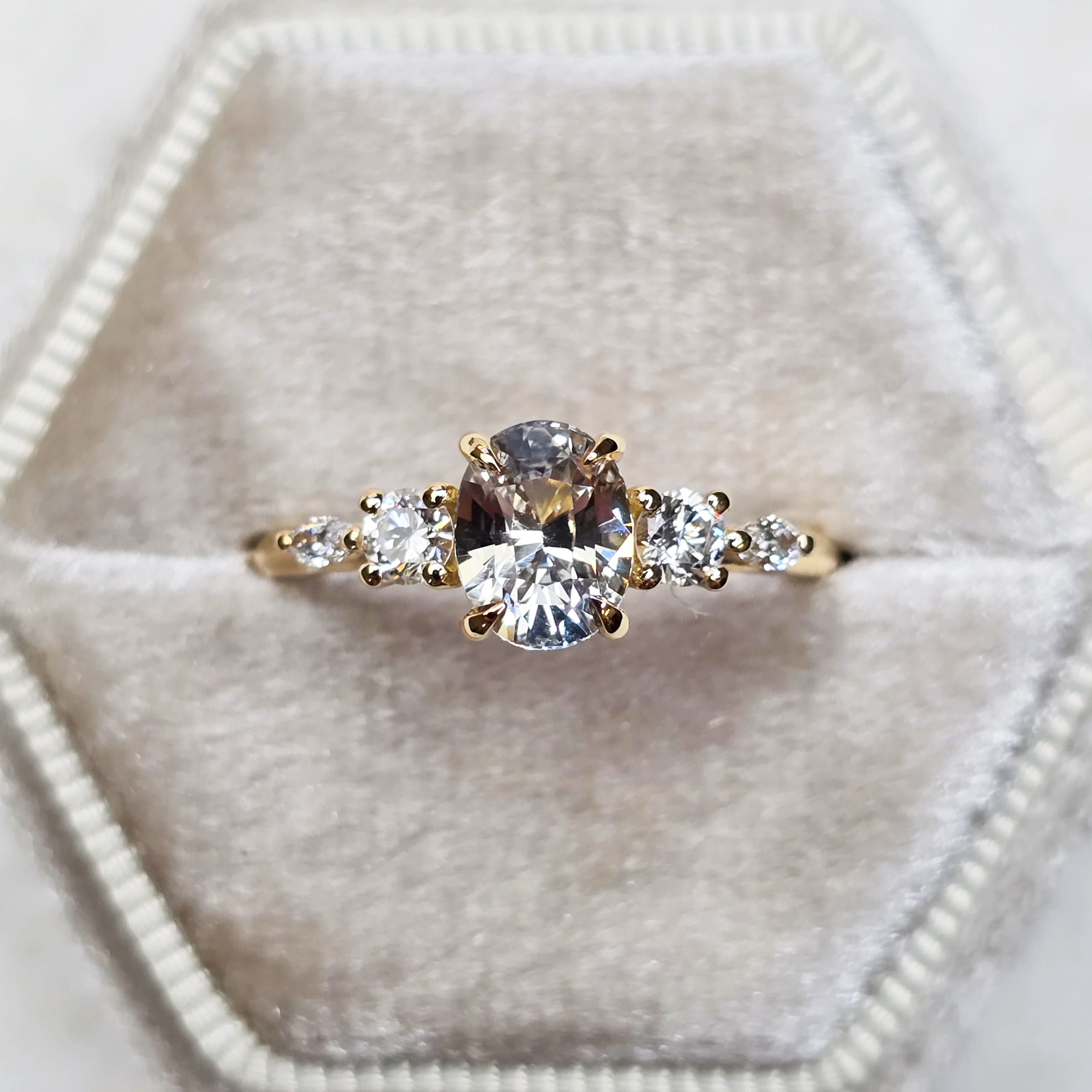 Bi colour sapphire and diamond trellis ring — 1