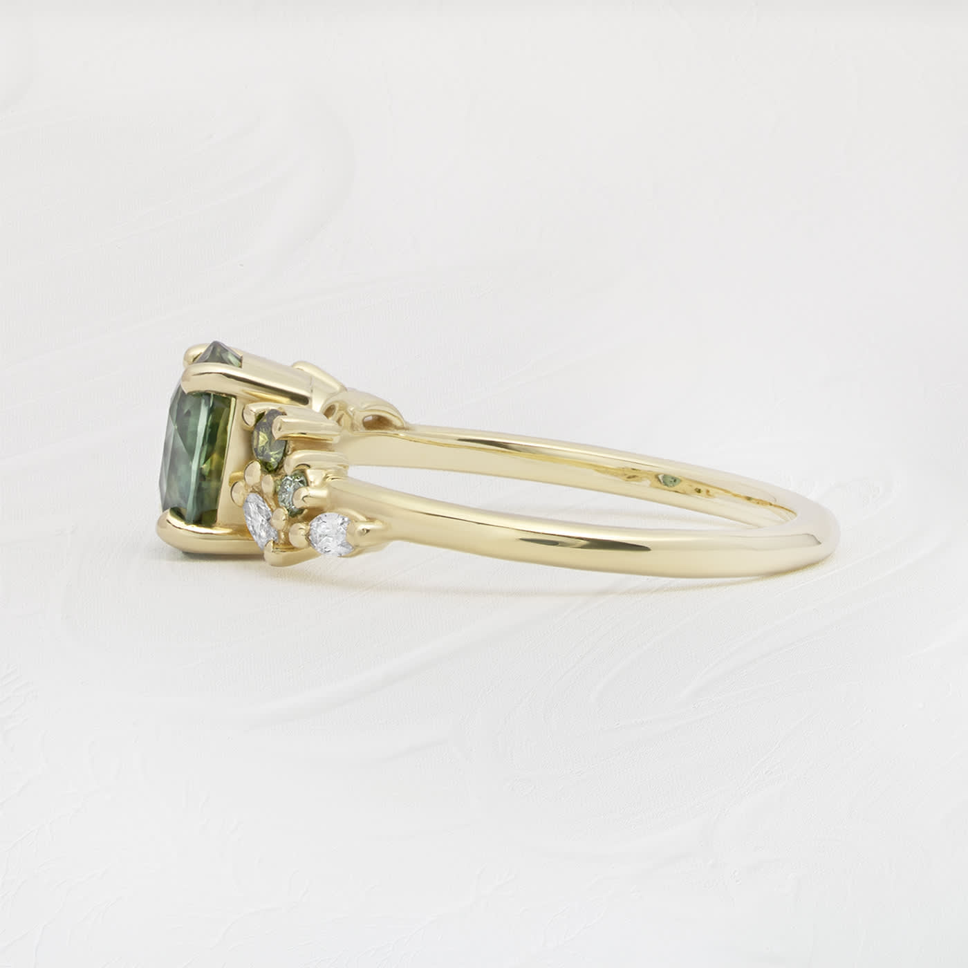 Green sapphire and diamond ring in green gold — 2