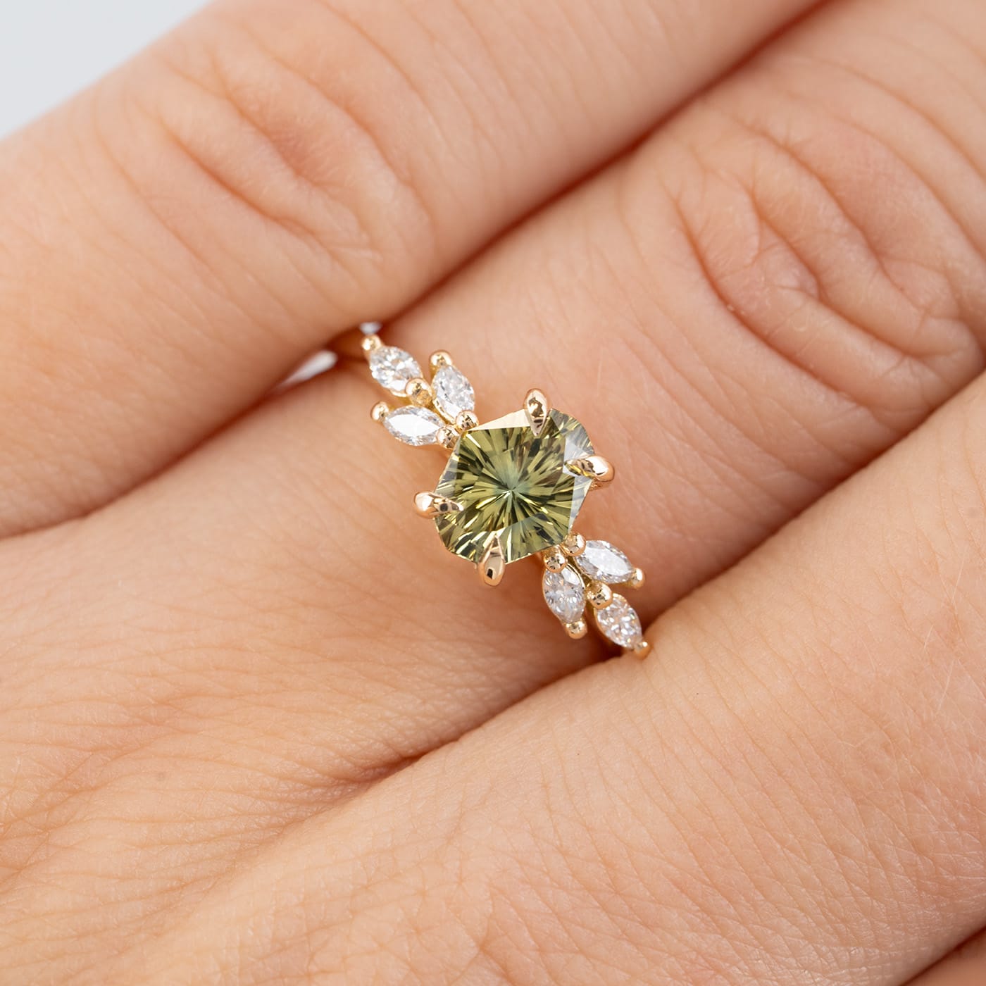 Sennin Esko 'Universe' cut yellow-green sapphire and diamond ring — 4
