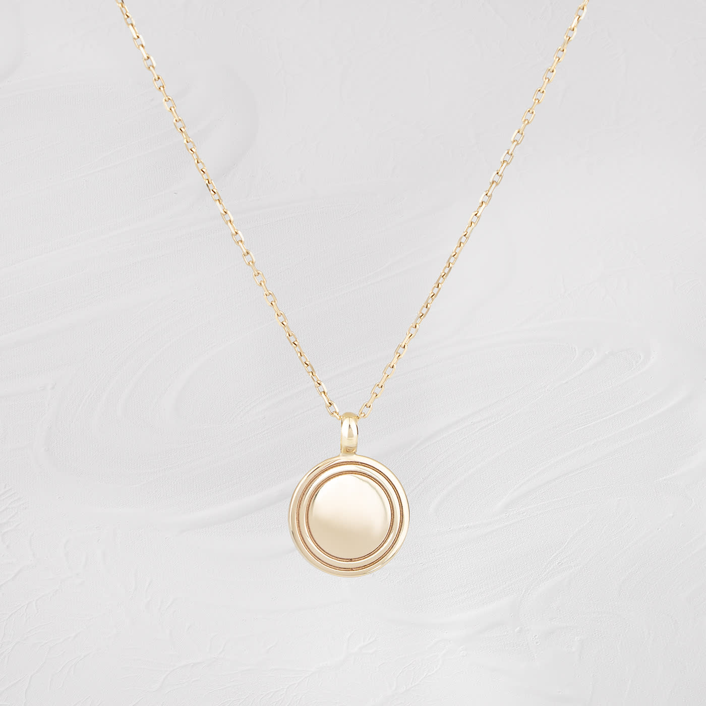 9ct yellow gold circle pendant and chain  — 1