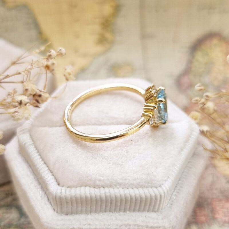 Oval aquamarine and diamond cluster ring in 18ct yellow gold — 4