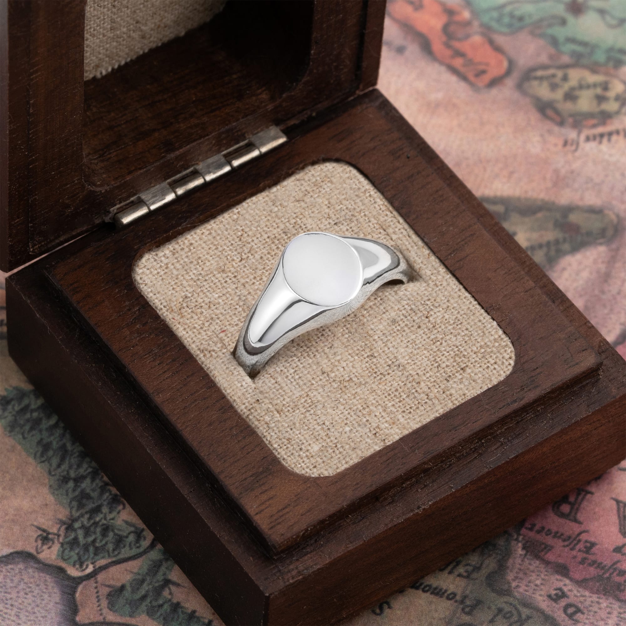 Oval signet ring  — 7