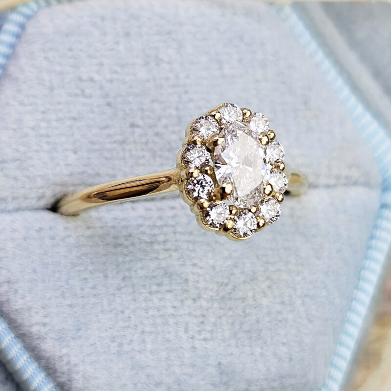 Oval lab diamond cluster ring in 18ct yellow gold — 4
