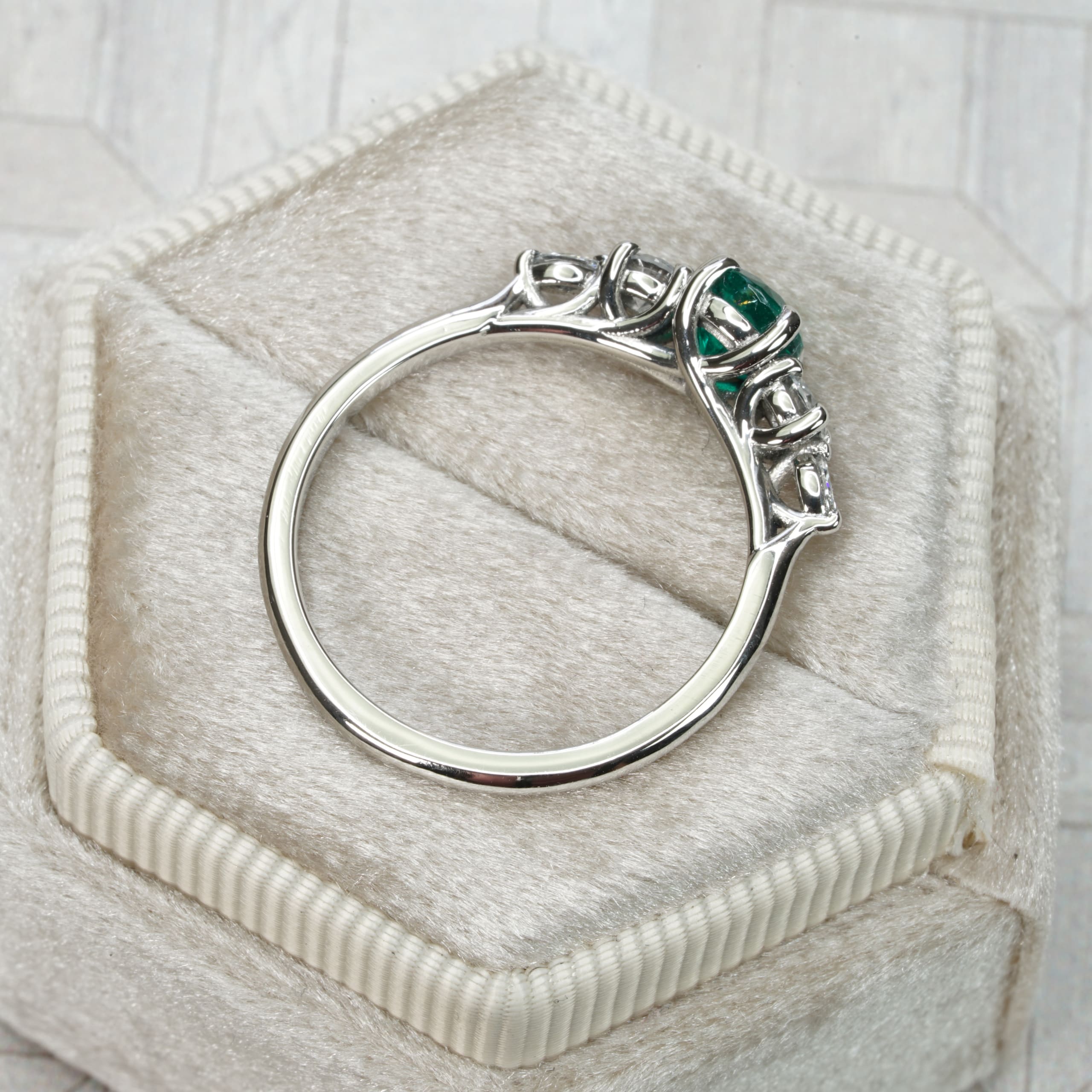 Colombian emerald and diamond trellis ring — 3