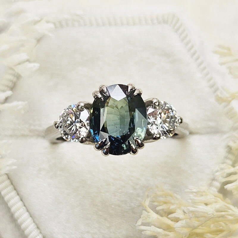 Oval teal sapphire and diamond trilogy ring — 1