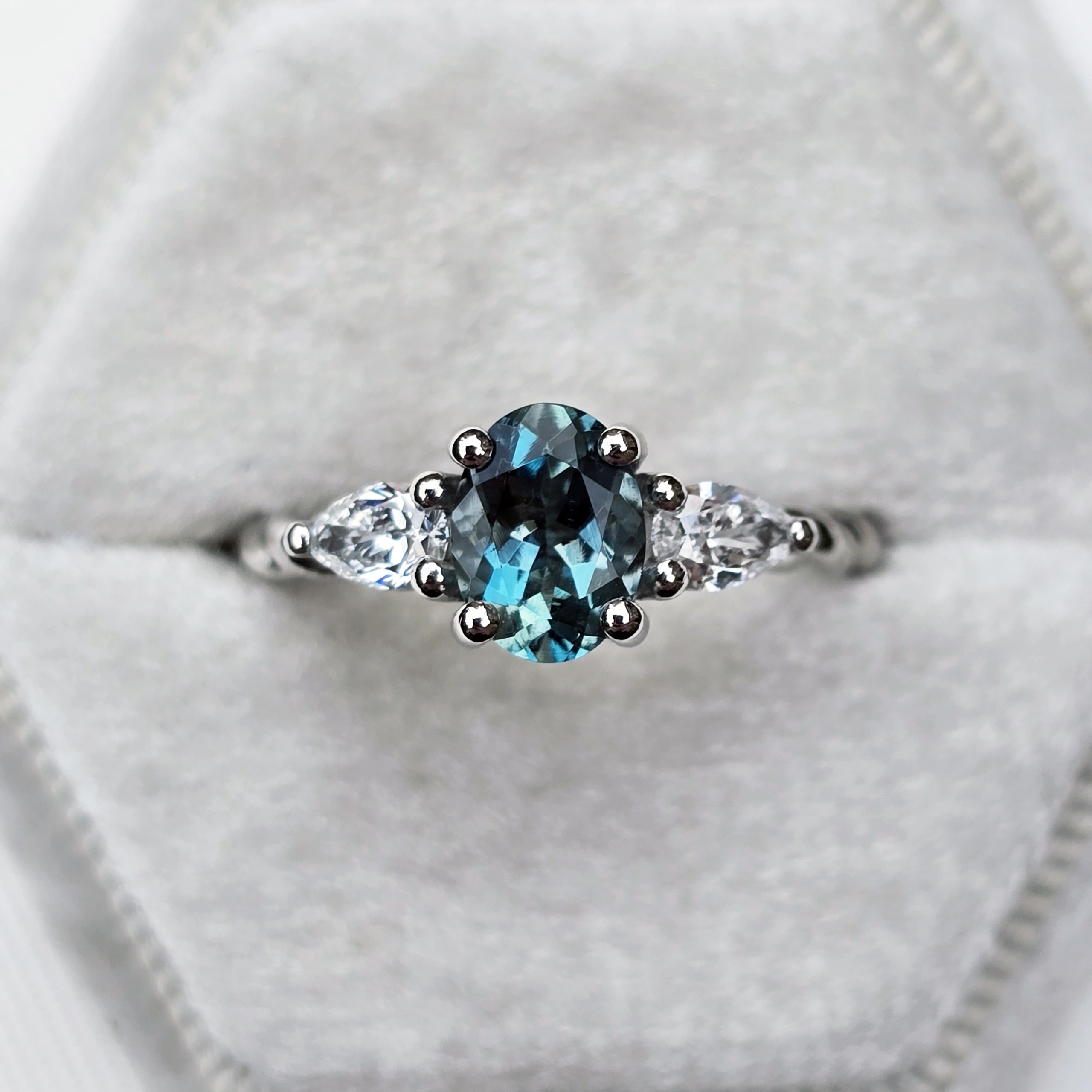Extremely rare teal Aquamarine and diamond trilogy ring — 1