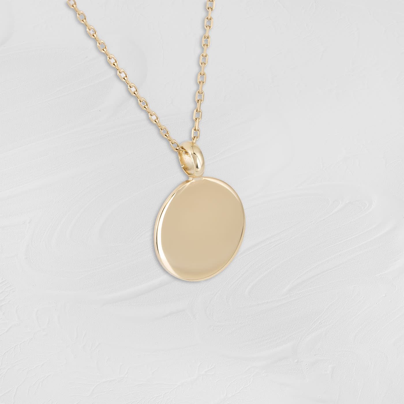 9ct yellow gold circle pendant and chain  — 3