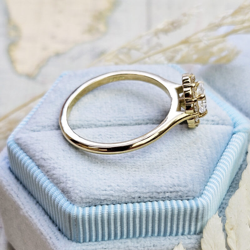 Oval lab diamond cluster ring in 18ct yellow gold — 3