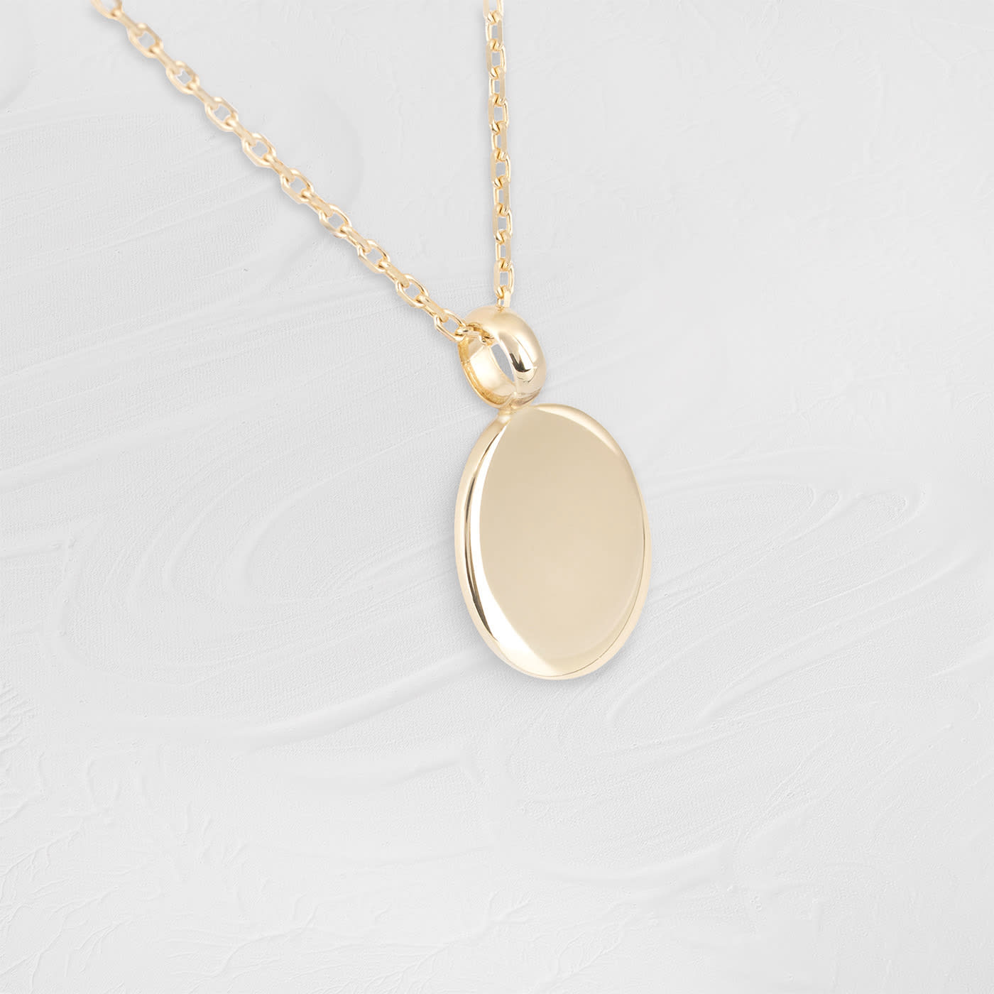 9ct yellow gold oval pendant and chain  — 2