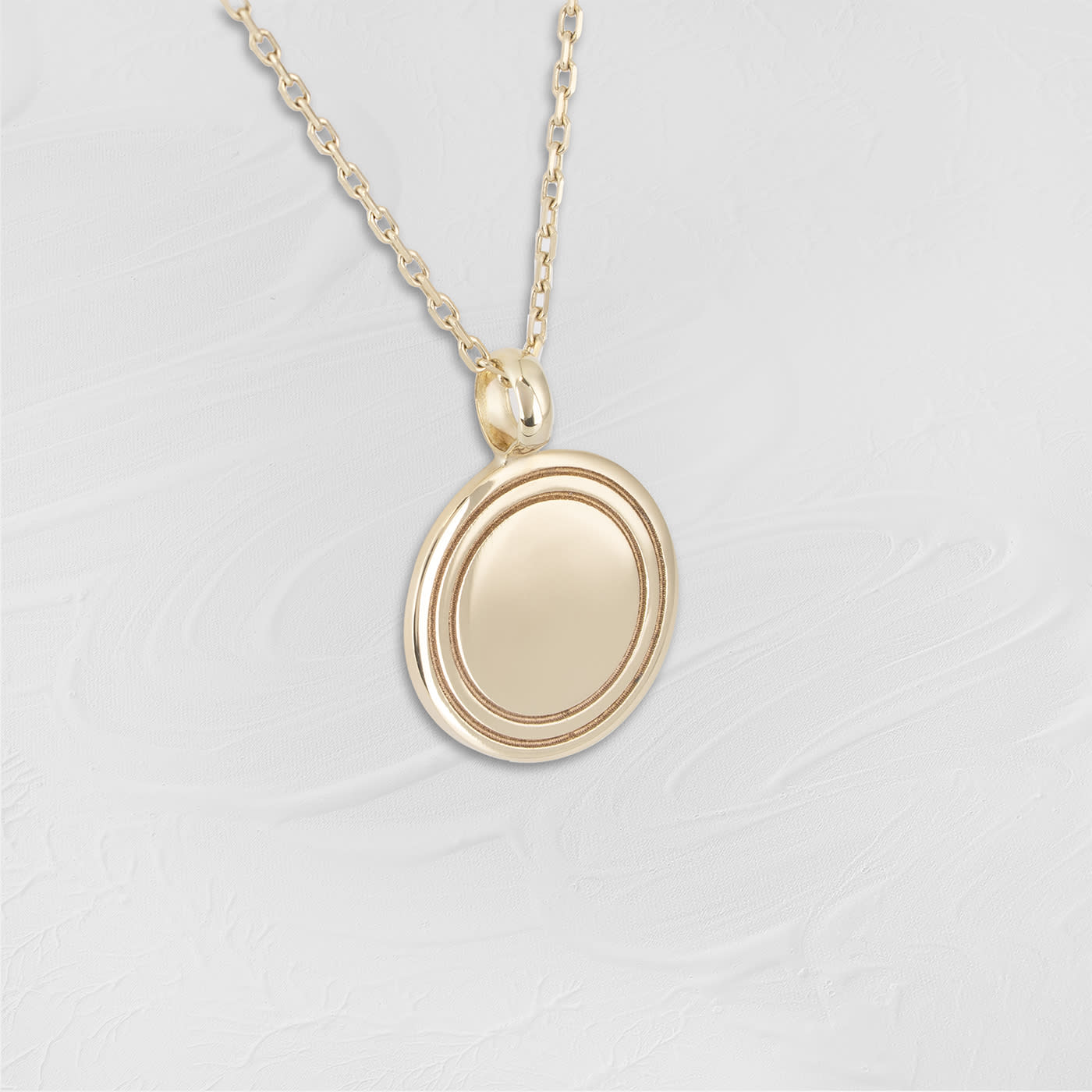 9ct yellow gold circle pendant and chain  — 2