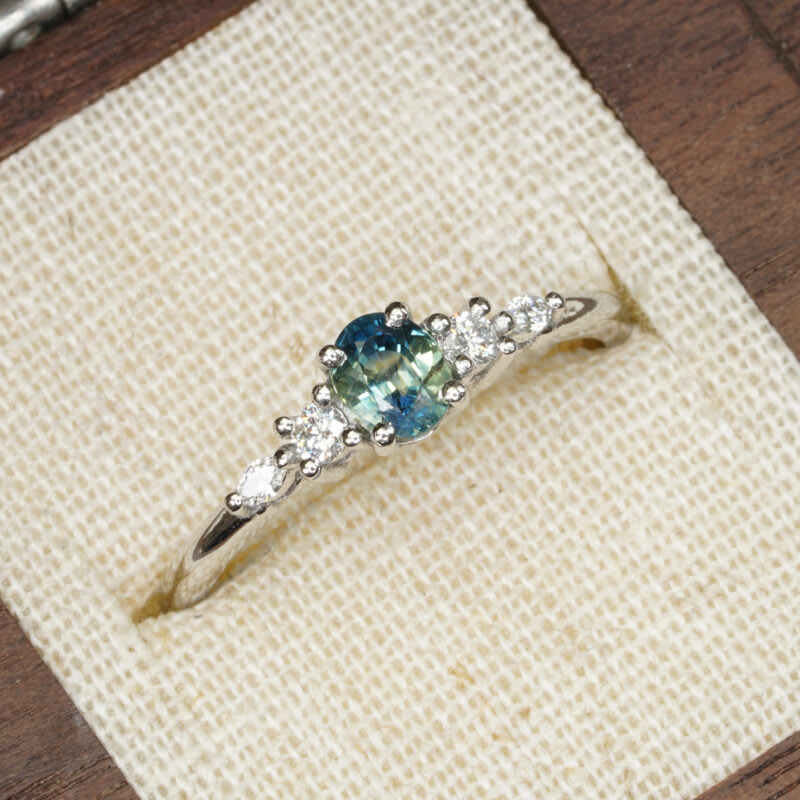 Oval bi colour sapphire and diamond 5 stone ring — 3