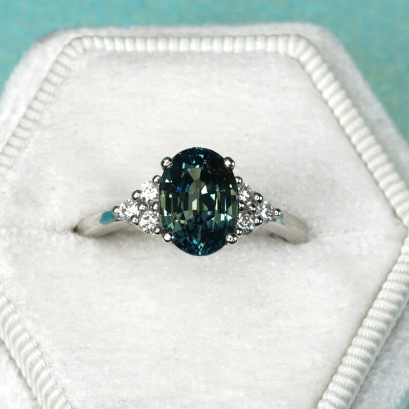  Oval bi colour sapphire and diamond ring — 1