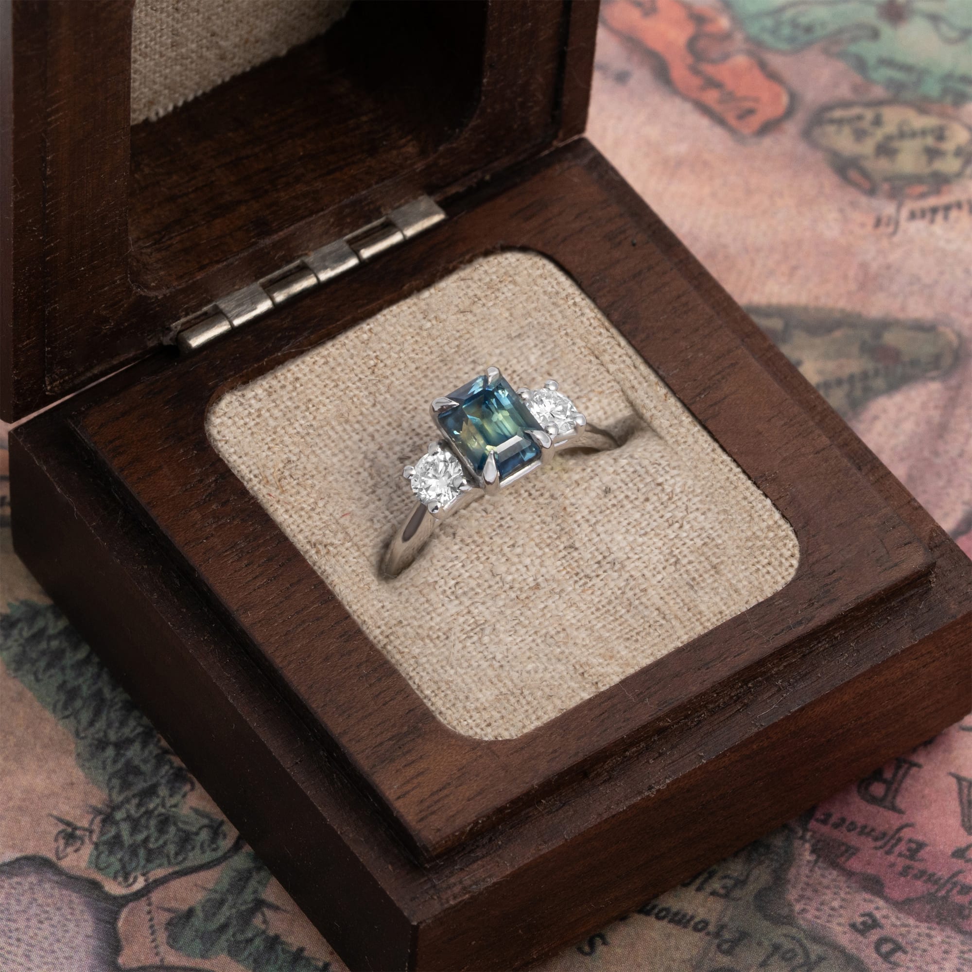 Bi colour emerald cut sapphire and diamond ring — 4