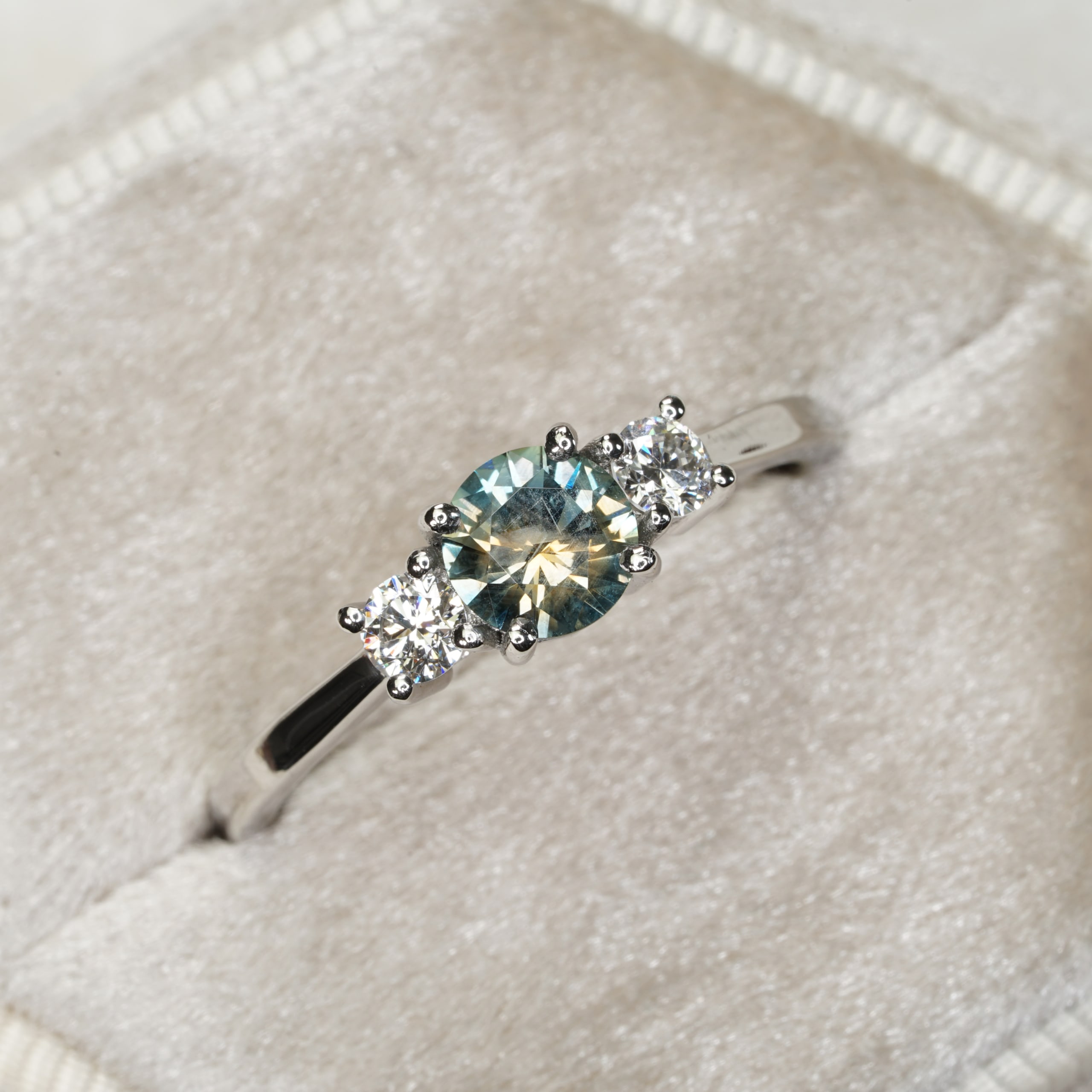 Bi colour Montana sapphire and diamond ring — 1