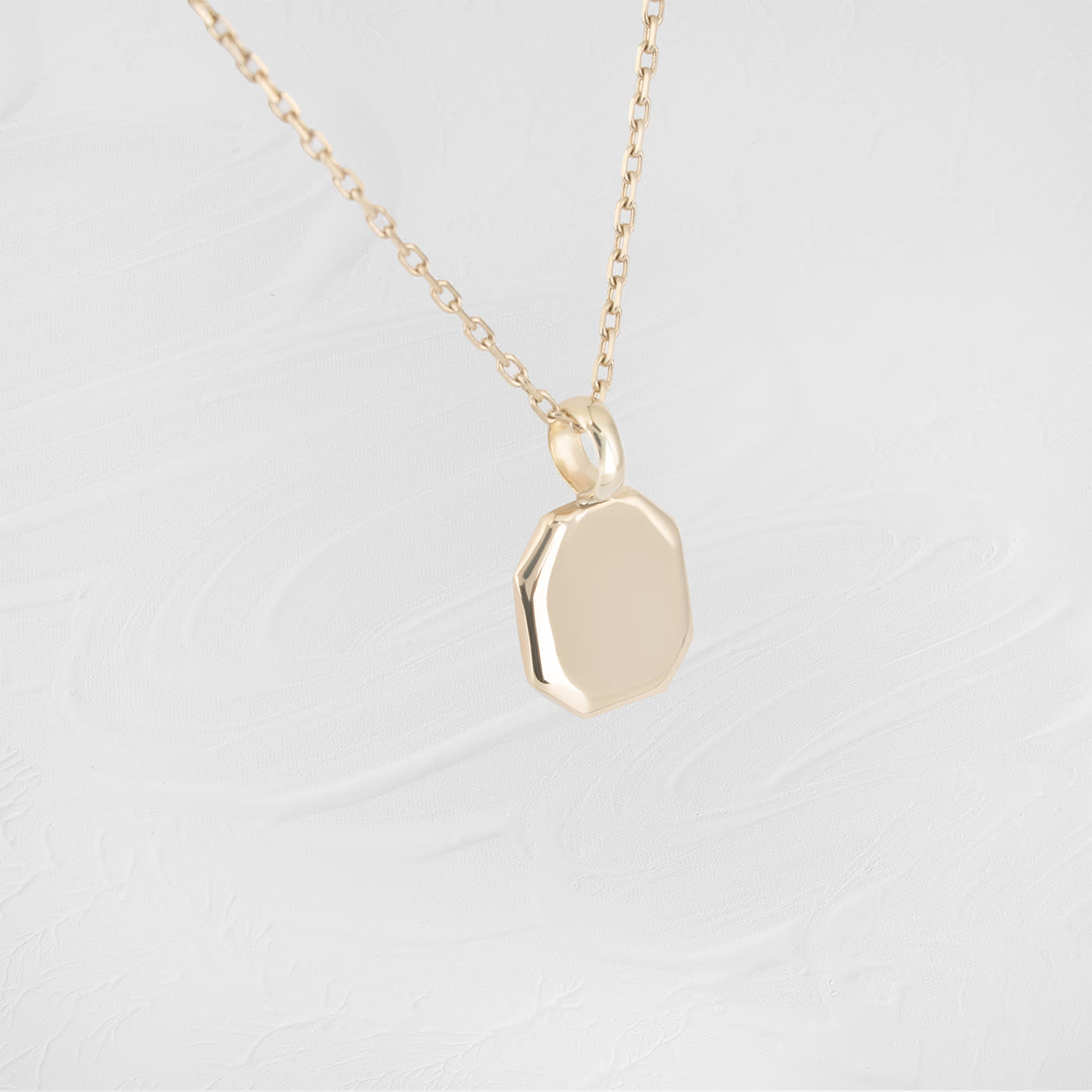 9ct yellow gold oblong pendant and chain  — 2