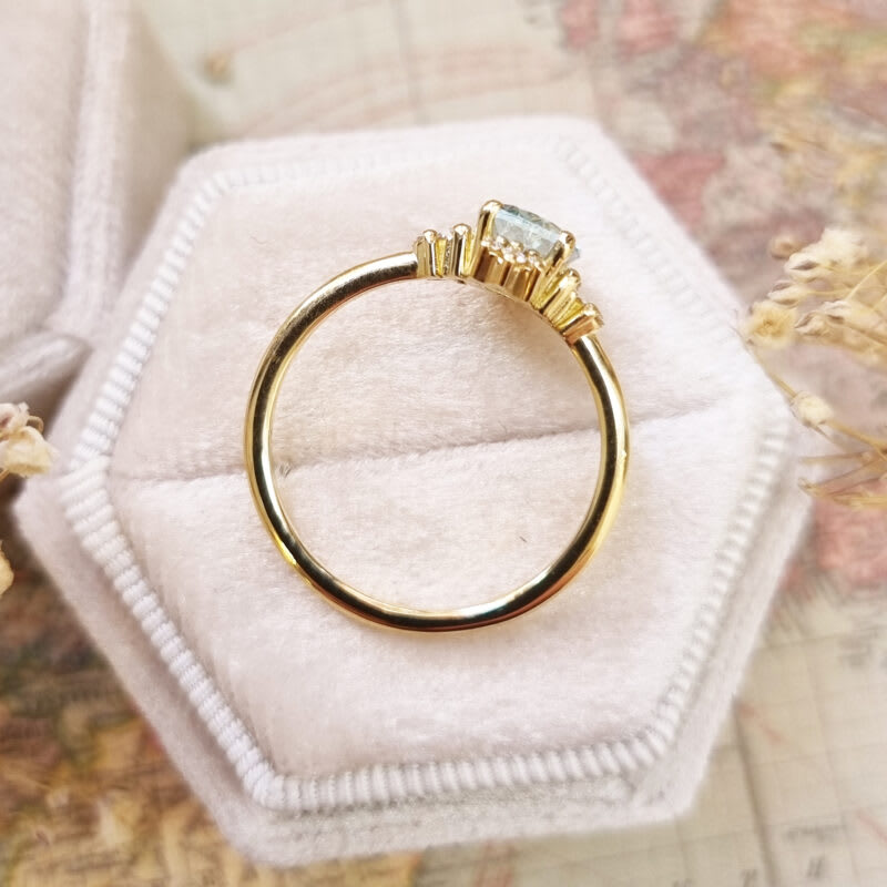 Oval aquamarine and diamond cluster ring in 18ct yellow gold — 5