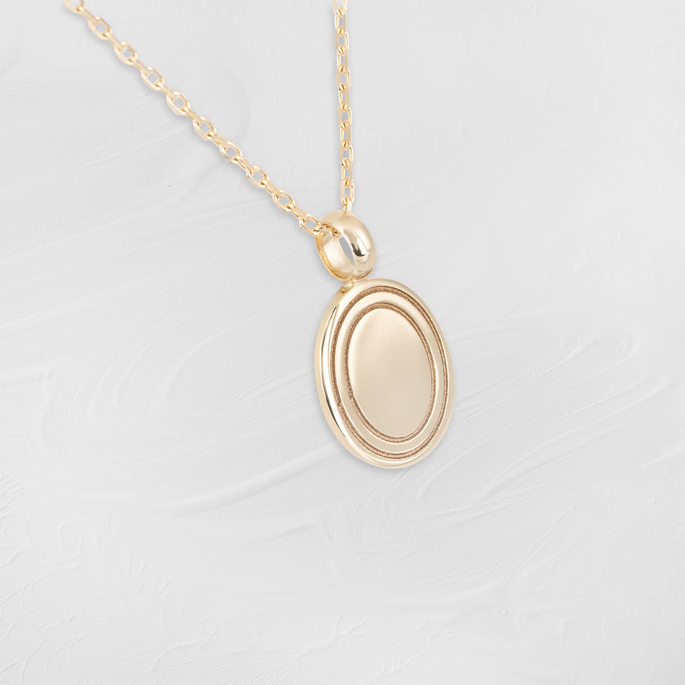 9ct yellow gold oval pendant and chain  — 4