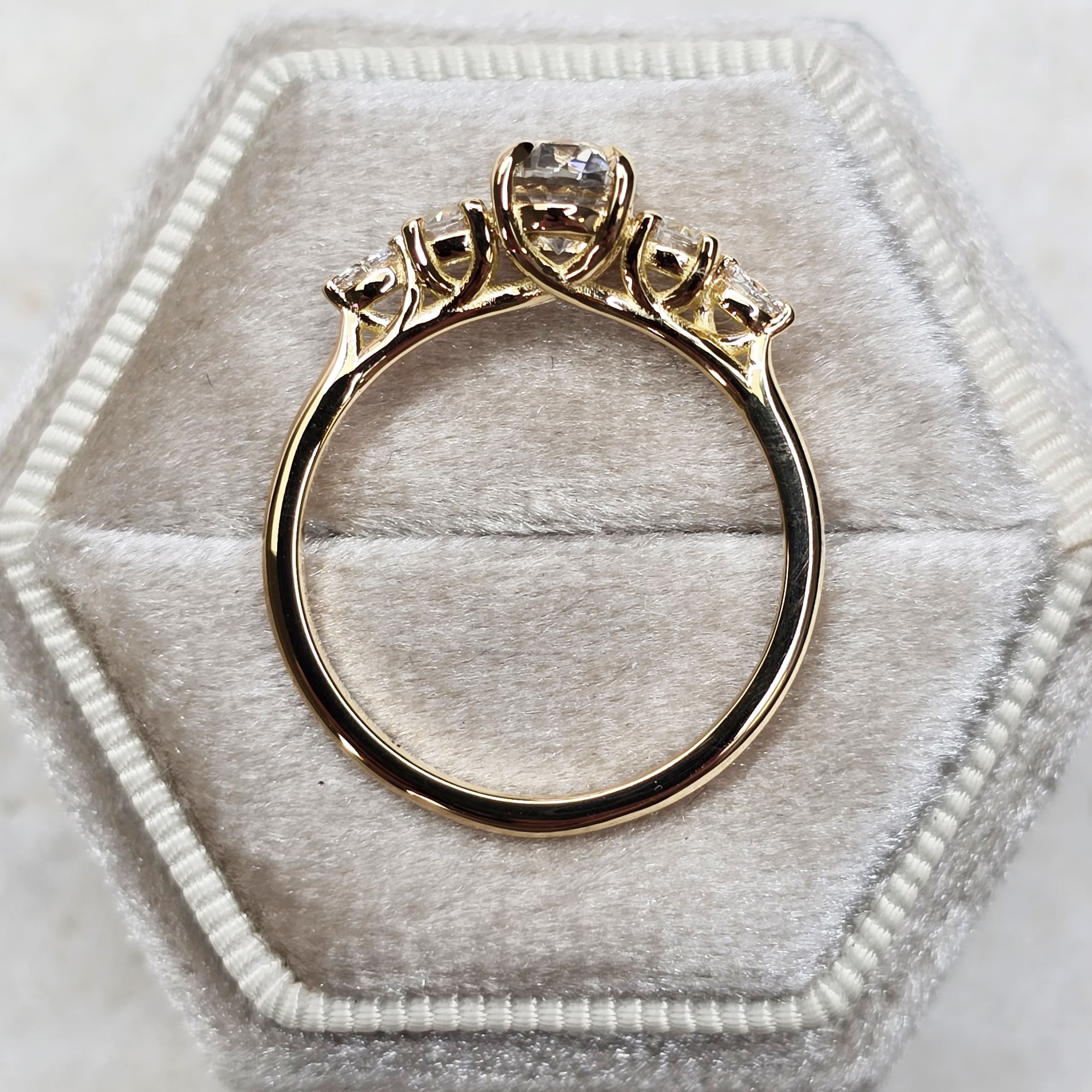 Bi colour sapphire and diamond trellis ring — 2