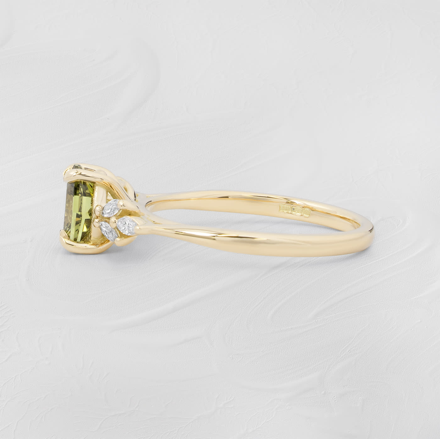 Sennin Esko 'Universe' cut yellow-green sapphire and diamond ring — 3
